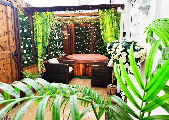 Squirrel Hideaway With Hot Tub In Formby, Liverpool