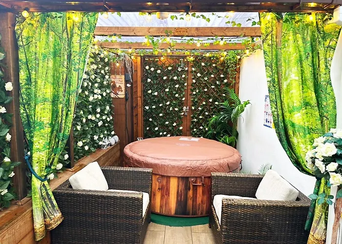 Squirrel Hideaway With Hot Tub In Formby, Liverpool