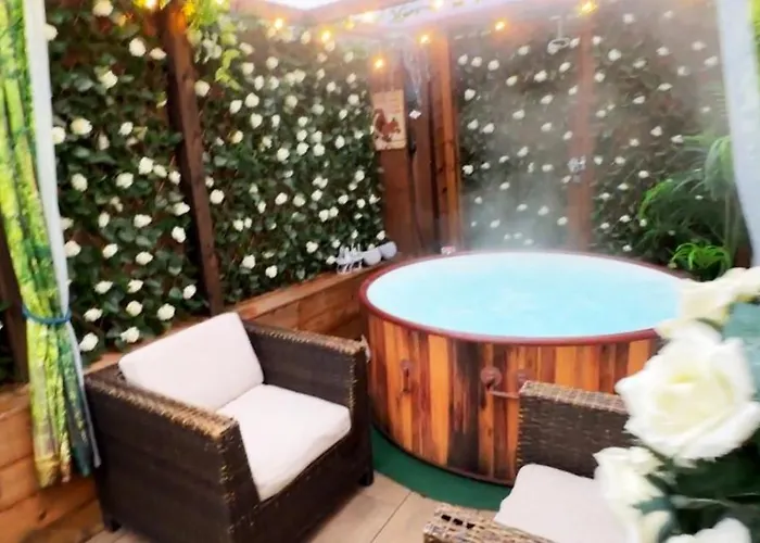 Squirrel Hideaway With Hot Tub In Formby, Liverpool