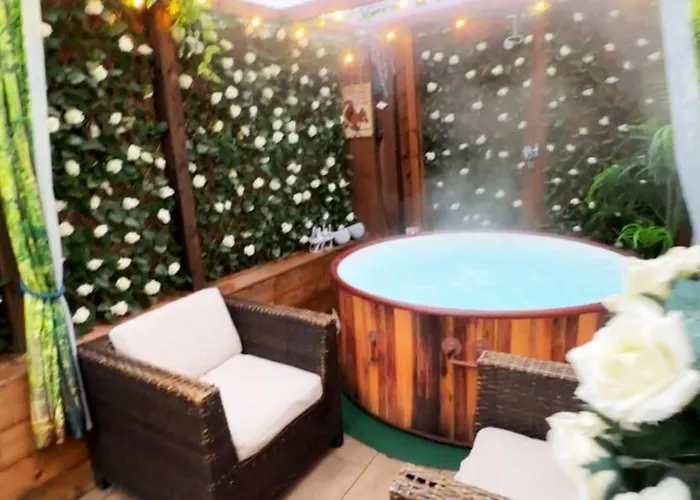 Squirrel Hideaway With Hot Tub In Formby, Liverpool