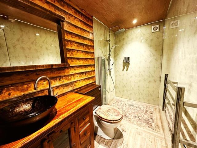 Apartment Squirrel Hideaway With Hot Tub In Formby, Liverpool *