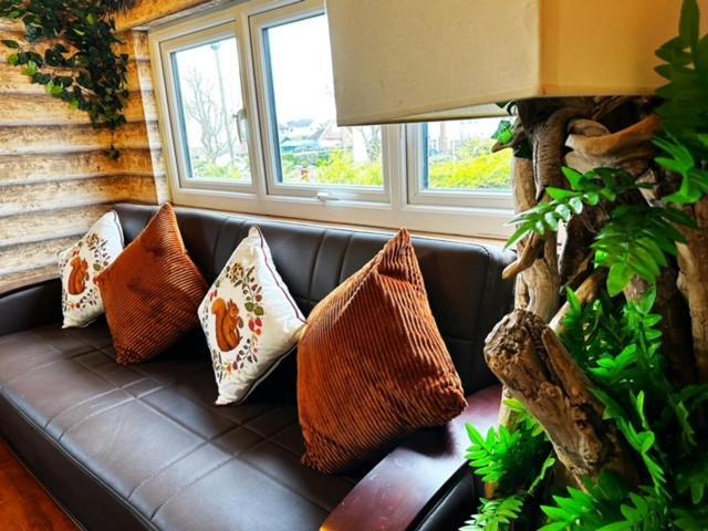 Squirrel Hideaway With Hot Tub In Formby, Liverpool Apartment Formby