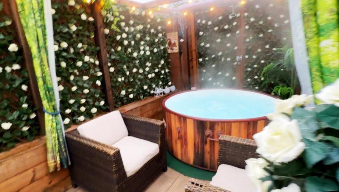 Apartment Squirrel Hideaway With Hot Tub In Formby, Liverpool