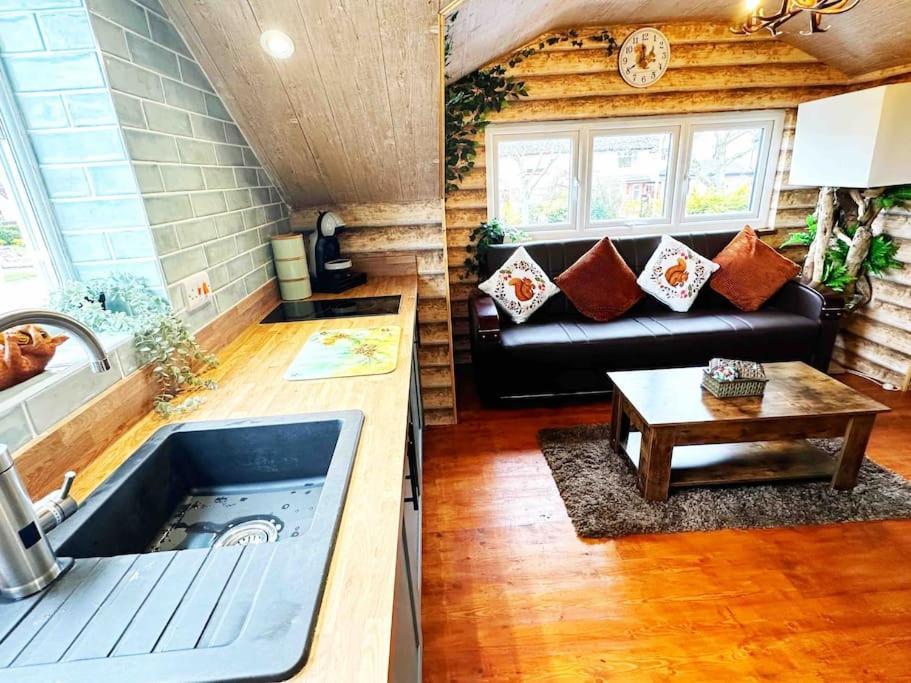 Apartment Squirrel Hideaway With Hot Tub In Formby, Liverpool