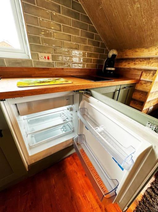 Squirrel Hideaway With Hot Tub In Formby, Liverpool Apartment *