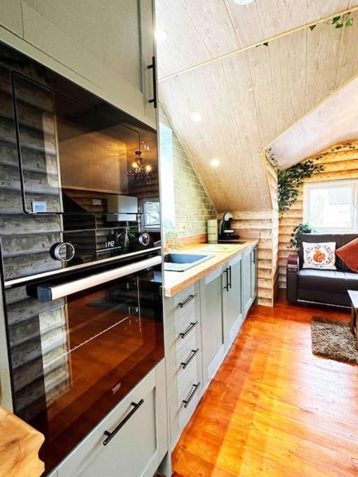 Squirrel Hideaway With Hot Tub In Formby, Liverpool *