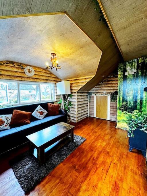 Squirrel Hideaway With Hot Tub In Formby, Liverpool Formby