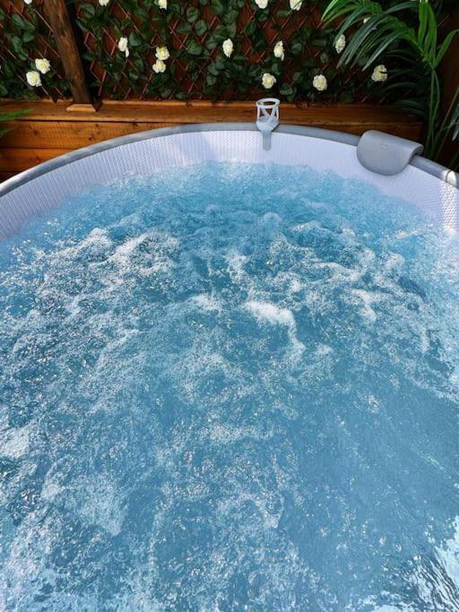 Squirrel Hideaway With Hot Tub In Formby, Liverpool Apartment *