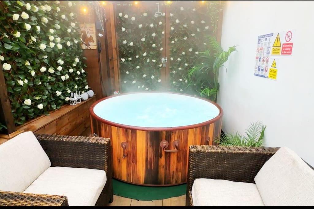 Squirrel Hideaway With Hot Tub In Formby, Liverpool *