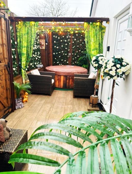 Squirrel Hideaway With Hot Tub In Formby, Liverpool * Formby