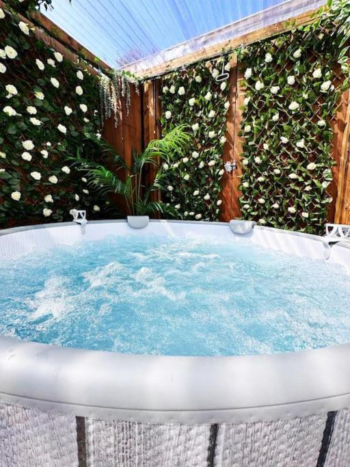 Squirrel Hideaway With Hot Tub In Formby, Liverpool Apartment Formby
