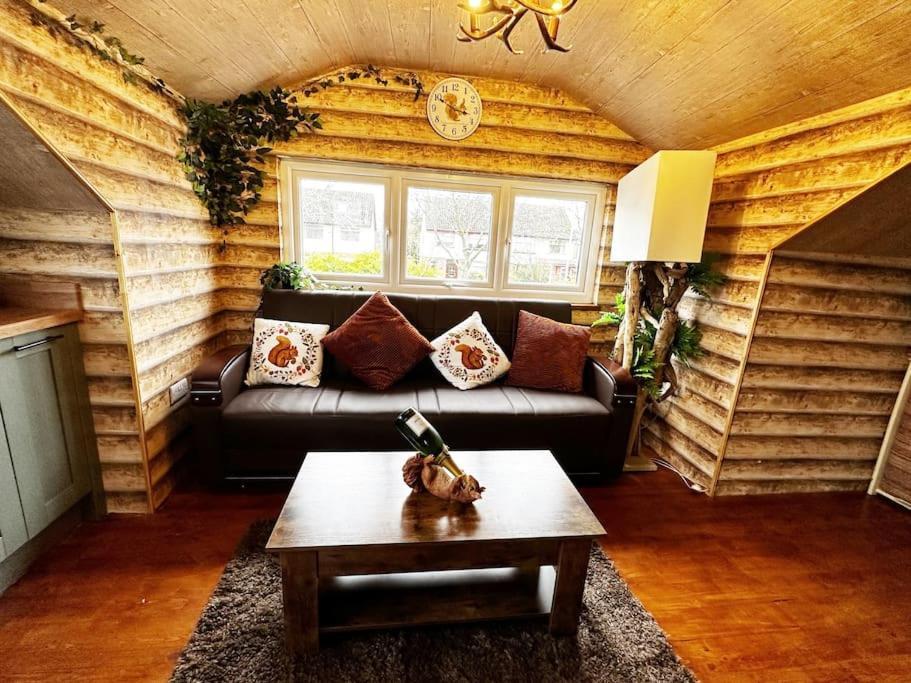 Squirrel Hideaway With Hot Tub In Formby, Liverpool *