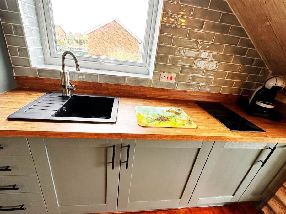 Squirrel Hideaway With Hot Tub In Formby, Liverpool *